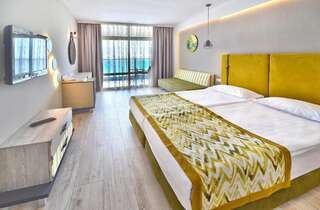 Отель Grifid Encanto Beach Hotel - Wellness & Spa Золотые Пески Двухместный номер с 2 отдельными кроватями и видом на море (для 3 взрослых)-1