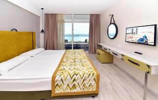 Отель Grifid Encanto Beach Hotel - Wellness & Spa Золотые Пески Семейный номер с видом на море (для 3 взрослых и 1 ребенка)-2